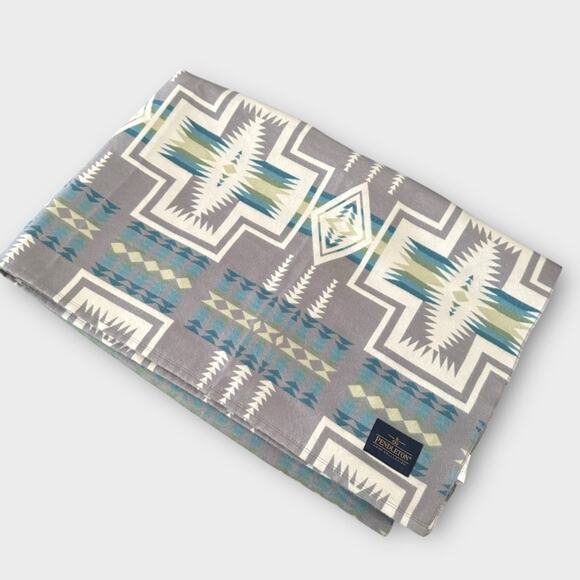 Pendleton Fleece Throw (Plush-Avra Valley Grey) - Picture 2 of 7